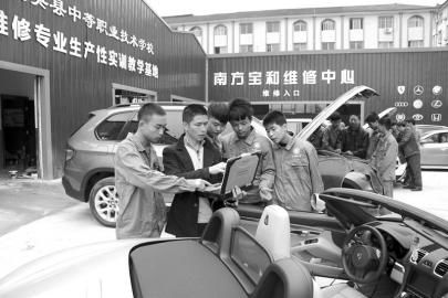 大英縣中等職業學校通過“引企入校”，將企業維修中心建到了校園內，圖為企業專業技師向學生講解高檔轎車的保養維修技巧。
