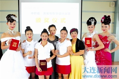 2014年全國職業院校中職組美發與形象設計專業技能大賽，大連女子職專學生任雪娜、丁琳琳、張東奇分獲兩金一銀的佳績，指導教師趙舒琪、于竺平獲評優秀指導教師。