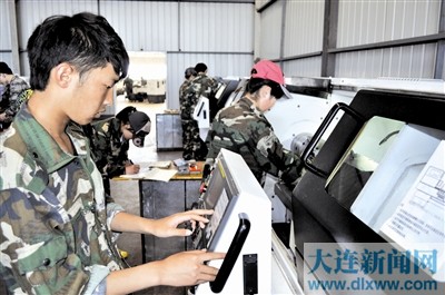 長興島職校數控專業的學生在實訓操作。